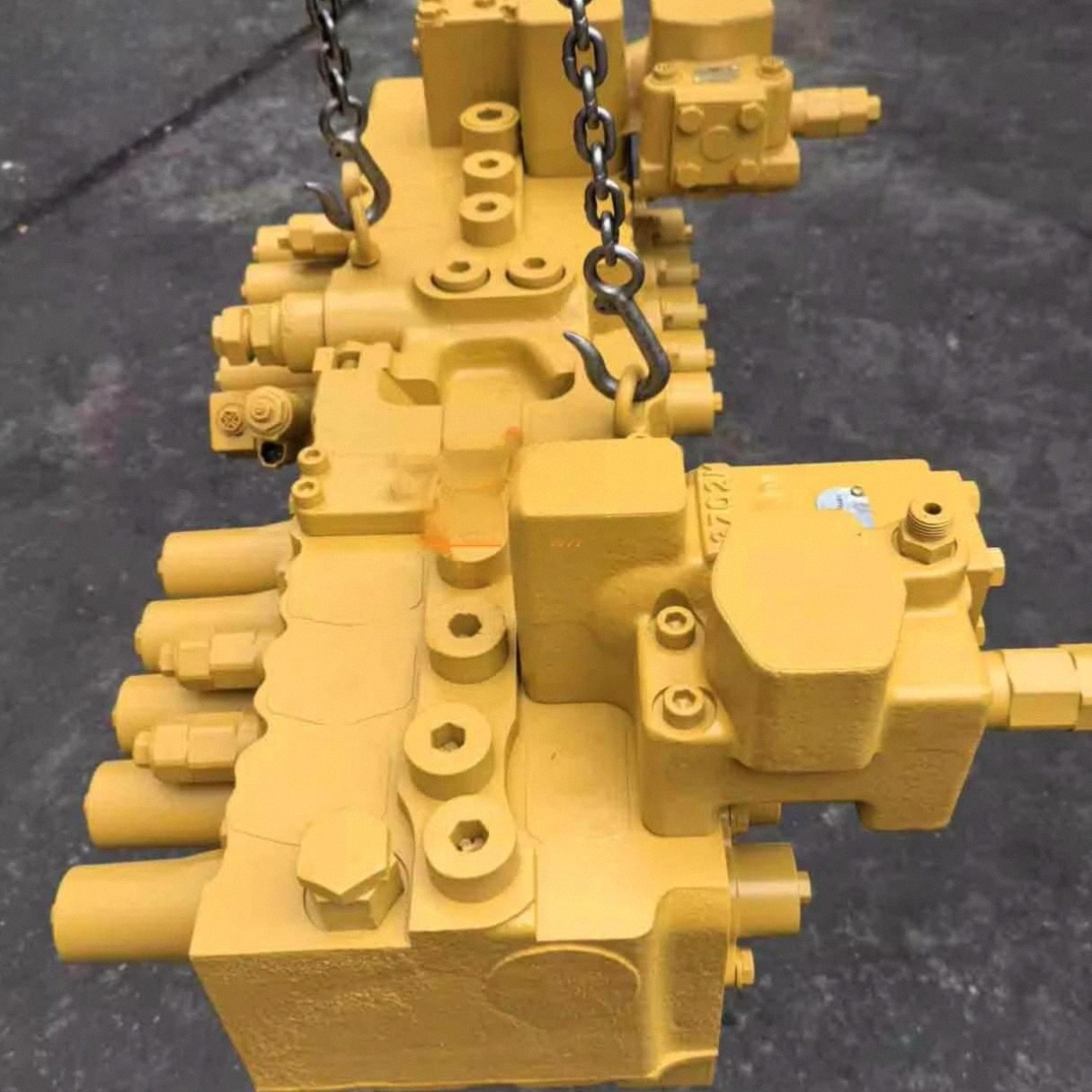 KMX15N 309-5711 309-5710 Main Control Valve Assembly for Caterpillar 323D Excavator Picture 1 KMX15N 309-5711 309-5710 Main Control Valve Assembly for Caterpillar 323D Excavator