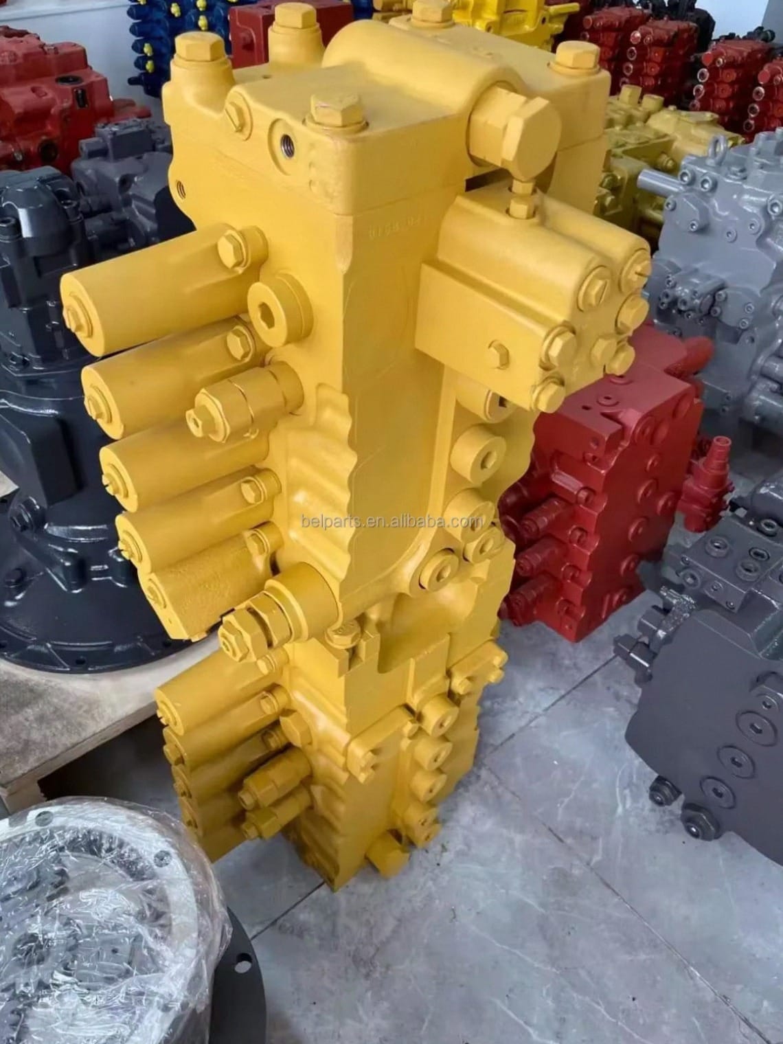 KMX15NA 318-1180 318-1181 Main Control Valve Assembly for Caterpillar 329D Excavator Picture 2 KMX15NA 318-1180 318-1181 Main Control Valve Assembly for Caterpillar 329D Excavator - Image 2