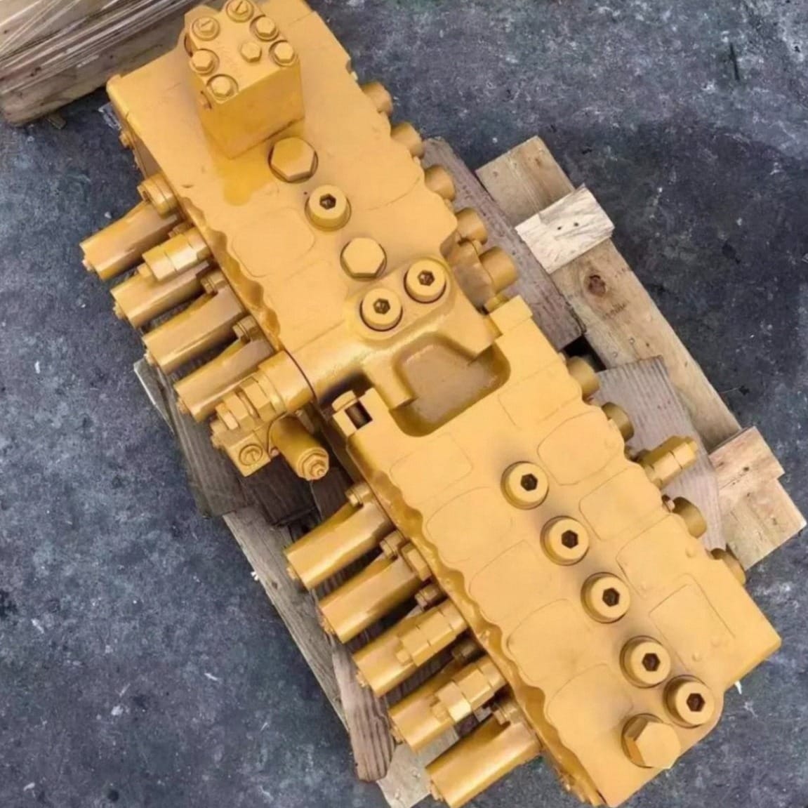KMX15NA 318-1180 318-1181 Main Control Valve Assembly for Caterpillar 329D Excavator Picture 3 KMX15NA 318-1180 318-1181 Main Control Valve Assembly for Caterpillar 329D Excavator - Image 3
