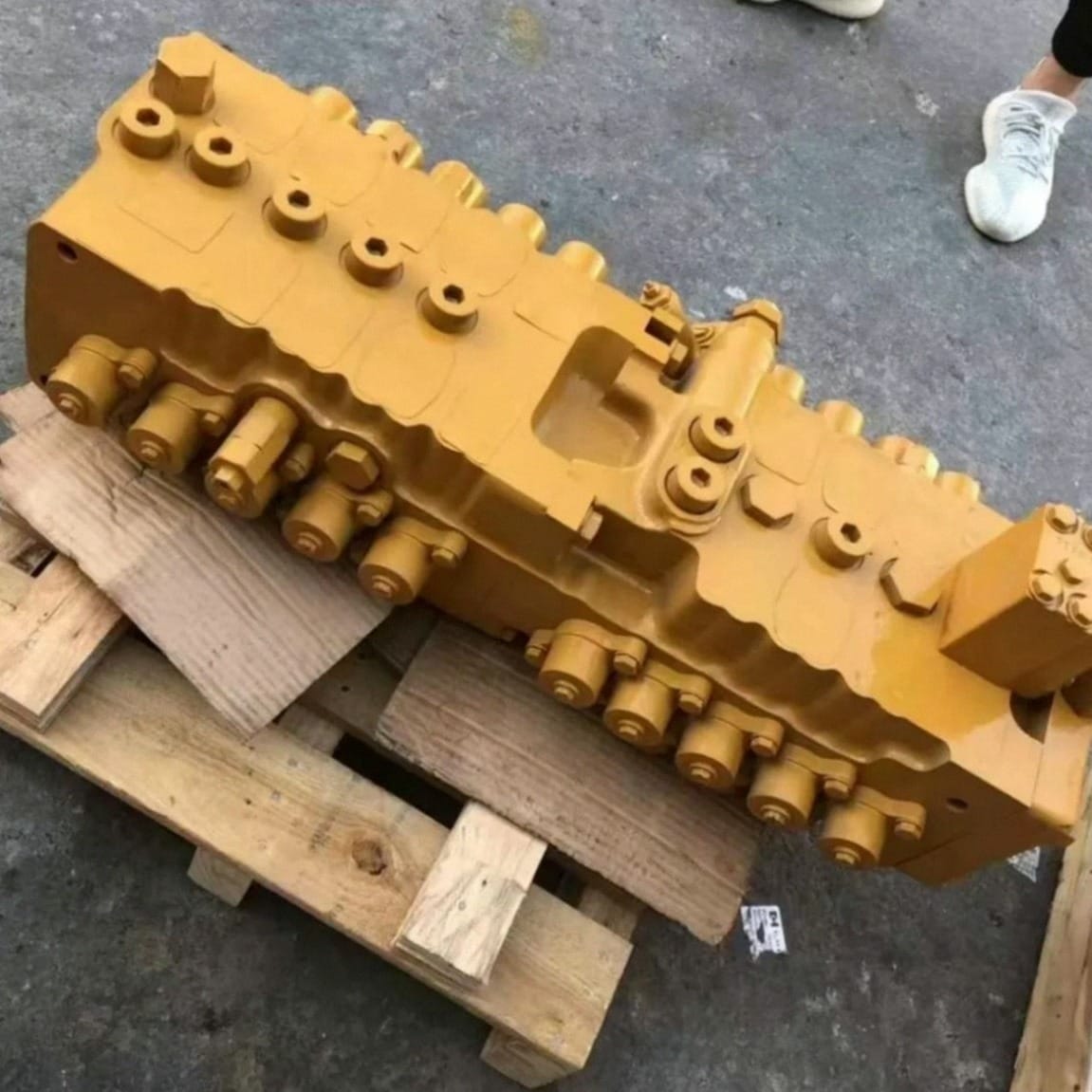KMX15NA 318-1180 318-1181 Main Control Valve Assembly for Caterpillar 329D Excavator Picture 4 KMX15NA 318-1180 318-1181 Main Control Valve Assembly for Caterpillar 329D Excavator - Image 4