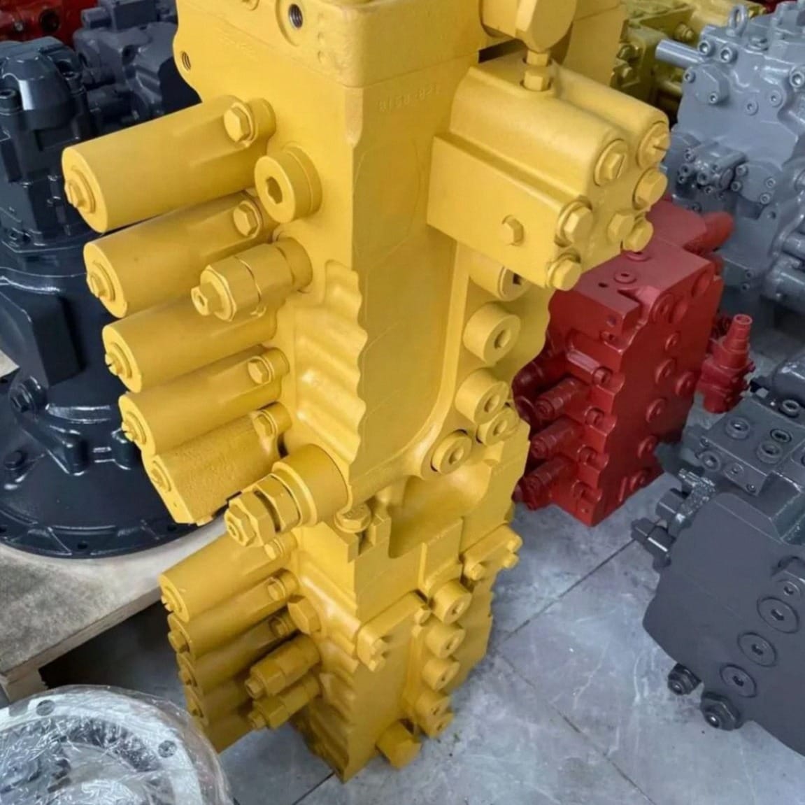KMX15NA 318-1180 318-1181 Main Control Valve Assembly for Caterpillar 329D Excavator Picture 5 KMX15NA 318-1180 318-1181 Main Control Valve Assembly for Caterpillar 329D Excavator - Image 5
