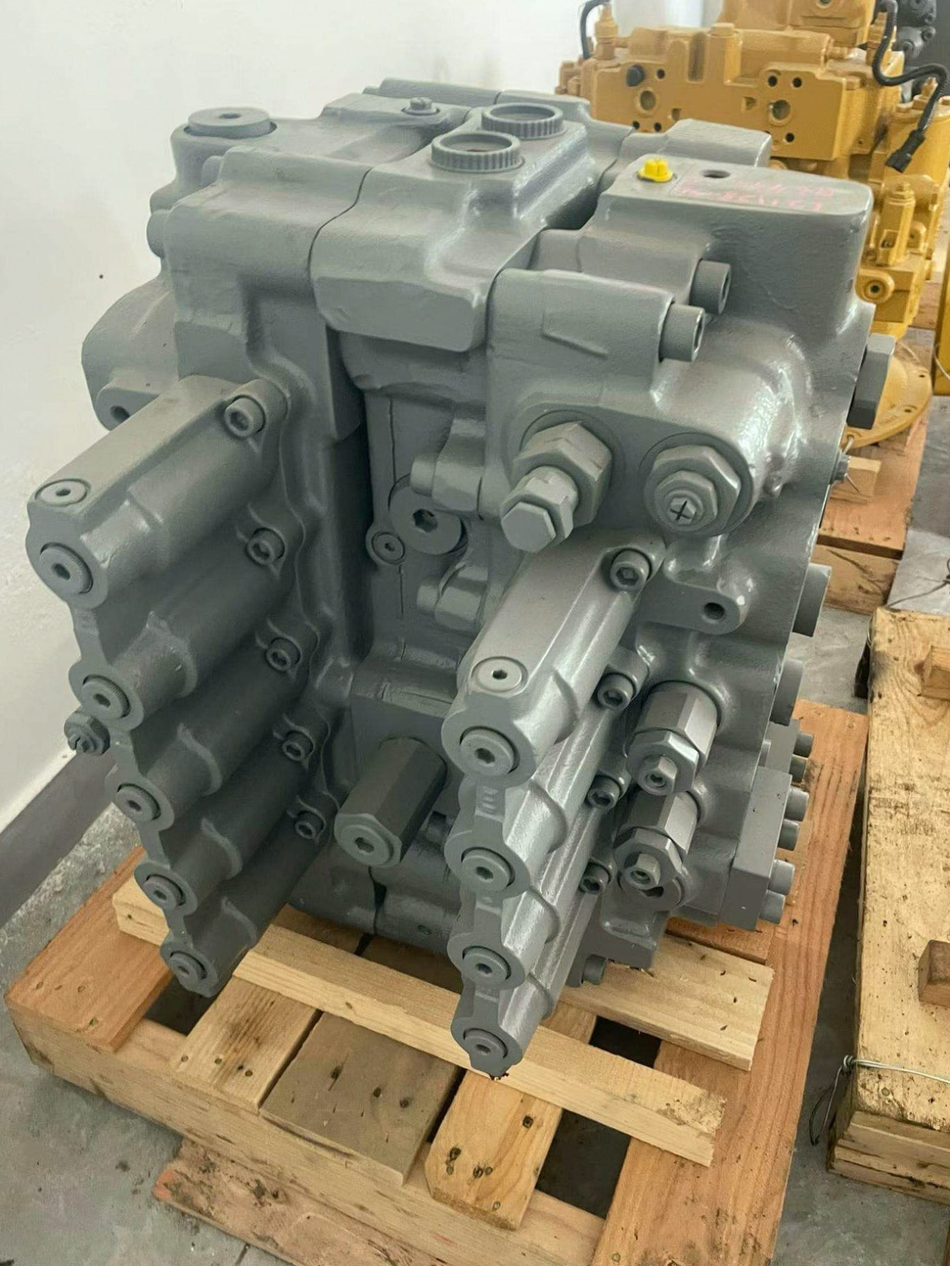 Tatan KMX32N 4434686 4453503 Main Control Valve Assembly for Hitachi EX400-5 Excavator Picture 1 Tatan KMX32N 4434686 4453503 Main Control Valve Assembly for Hitachi EX400-5 Excavator