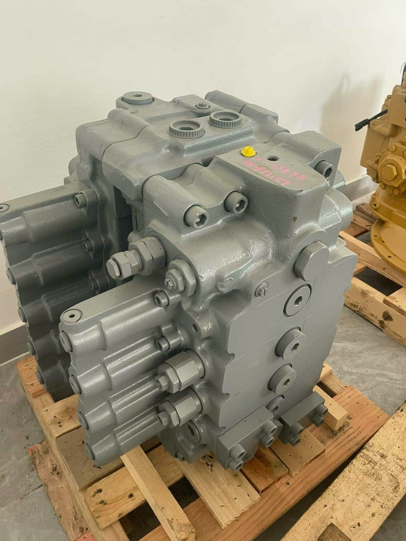 Tatan KMX32N 4434686 4453503 Main Control Valve Assembly for Hitachi EX400-5 Excavator Picture 2 Tatan KMX32N 4434686 4453503 Main Control Valve Assembly for Hitachi EX400-5 Excavator - Image 2