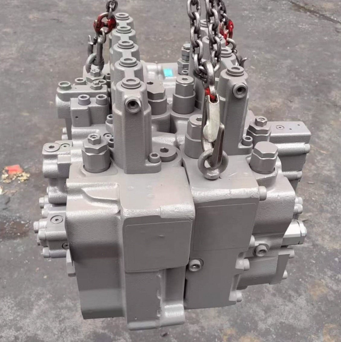 KMX36 4713089 4632971 Main Control Valve Assembly for Hitachi ZX870 Excavator Picture 2 KMX36 4713089 4632971 Main Control Valve Assembly for Hitachi ZX870 Excavator - Image 2