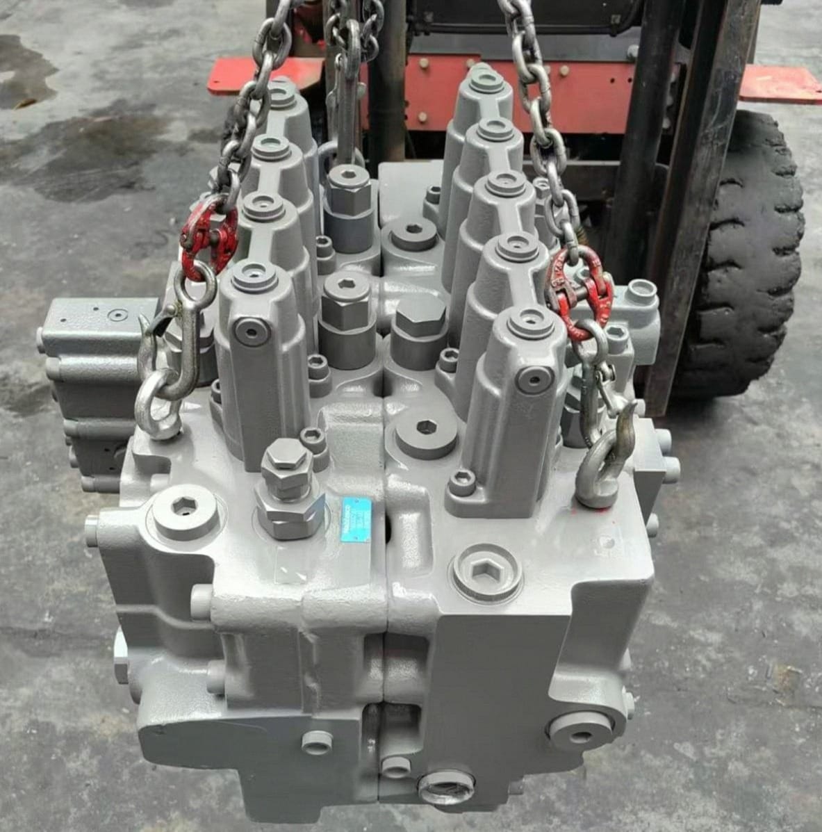 KMX36 4713089 4632971 Main Control Valve Assembly for Hitachi ZX870 Excavator Picture 3 KMX36 4713089 4632971 Main Control Valve Assembly for Hitachi ZX870 Excavator - Image 3