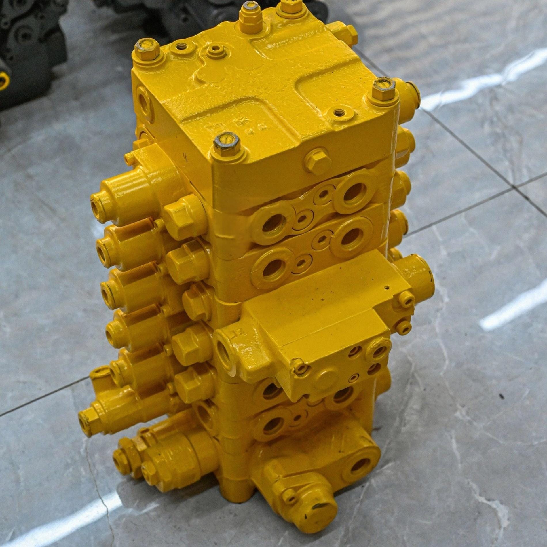 KSV180 708-2L-00040 Main Control Valve Assembly for Komatsu PC130-7 Excavator Picture 2 Tatan KSV180 708-2L-00040 main control valve assembly for Komatsu PC130-7 excavator-2