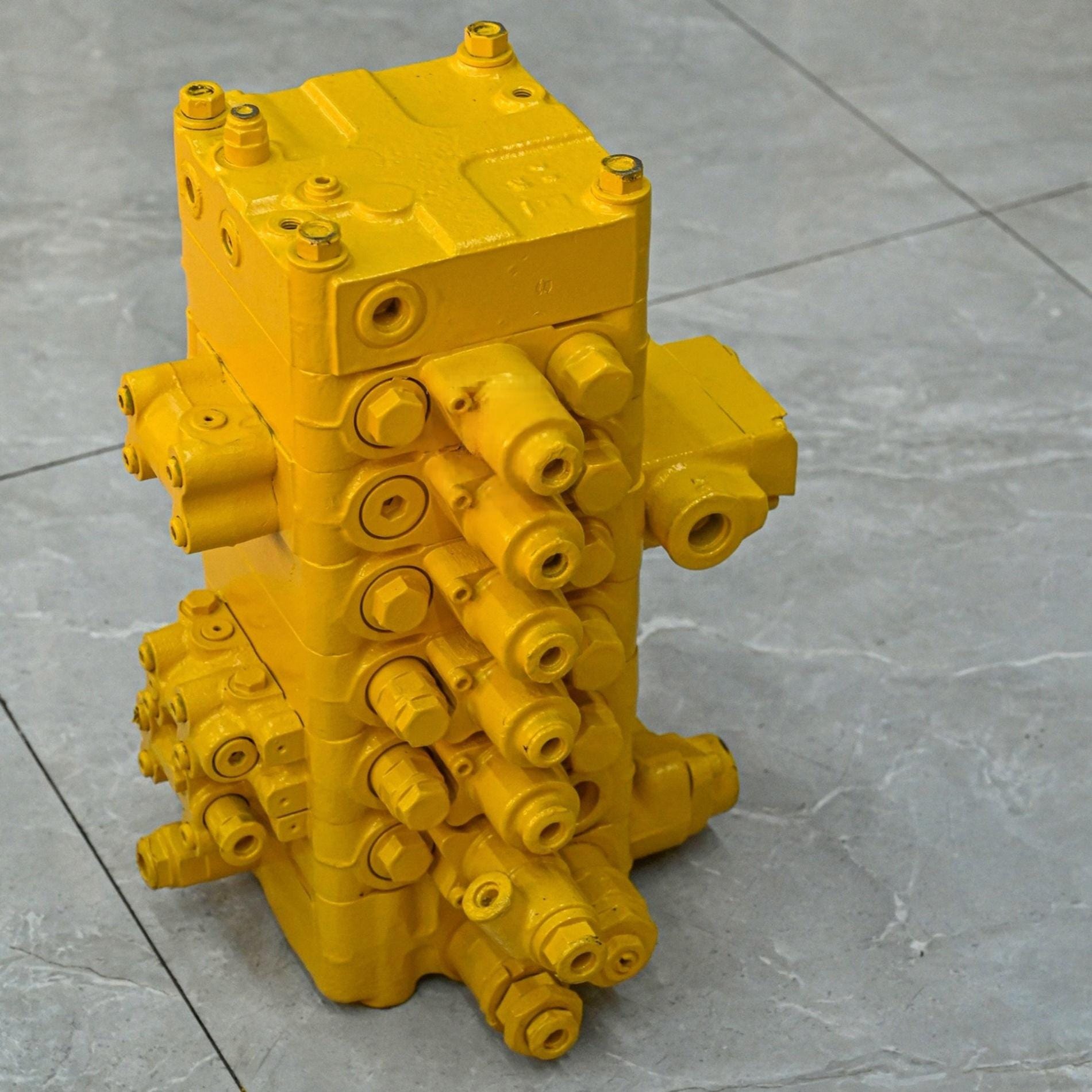 KSV180 708-2L-00040 Main Control Valve Assembly for Komatsu PC130-7 Excavator Picture 3 Tatan KSV180 708-2L-00040 main control valve assembly for Komatsu PC130-7 excavator-3