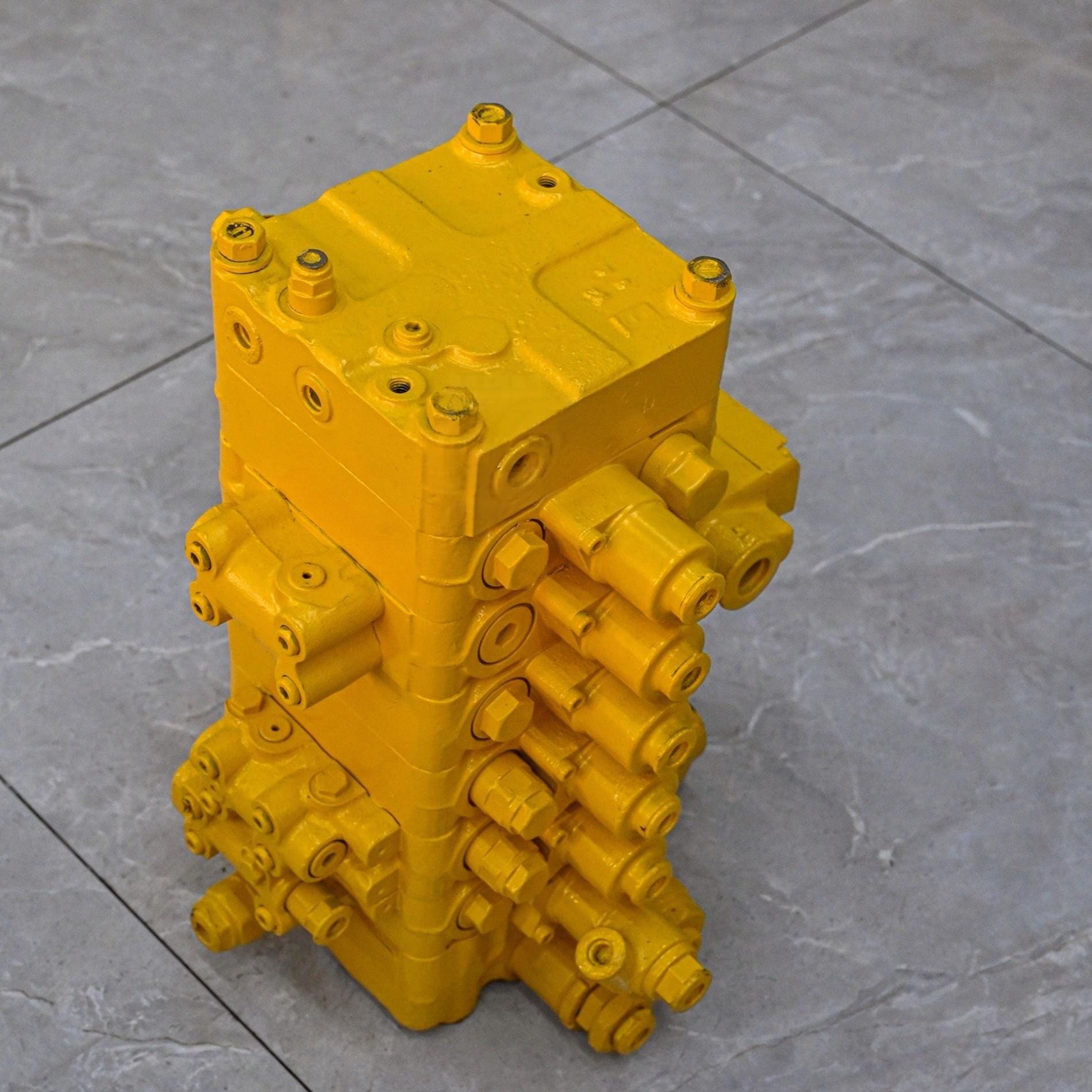 KSV180 708-2L-00040 Main Control Valve Assembly for Komatsu PC130-7 Excavator Picture 4 Tatan KSV180 708-2L-00040 main control valve assembly for Komatsu PC130-7 excavator-4