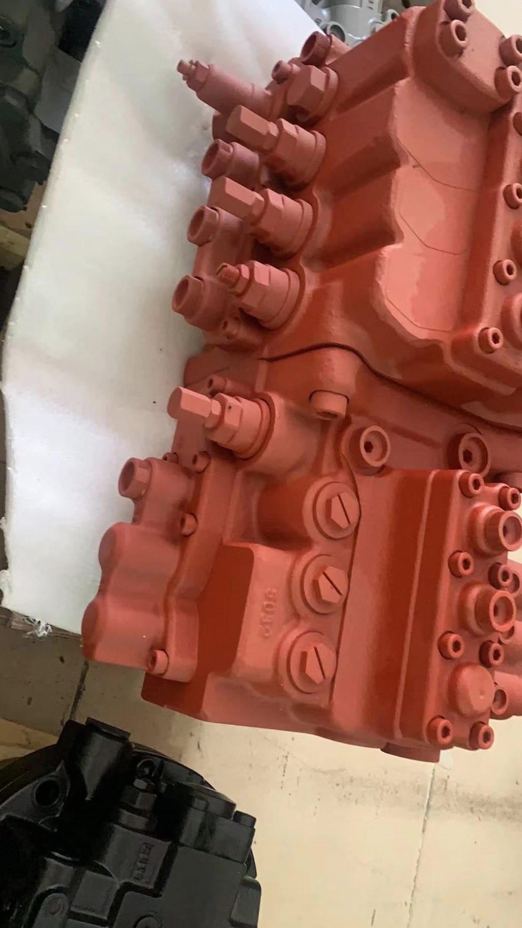 Tatan KMX15R 4169720 4287047 Main Control Valve Assembly for Hitachi EX220-2 Excavator Picture 3 Tatan KMX15R 4169720 4287047 Main Control Valve Assembly for Hitachi EX220-2 Excavator - Image 3