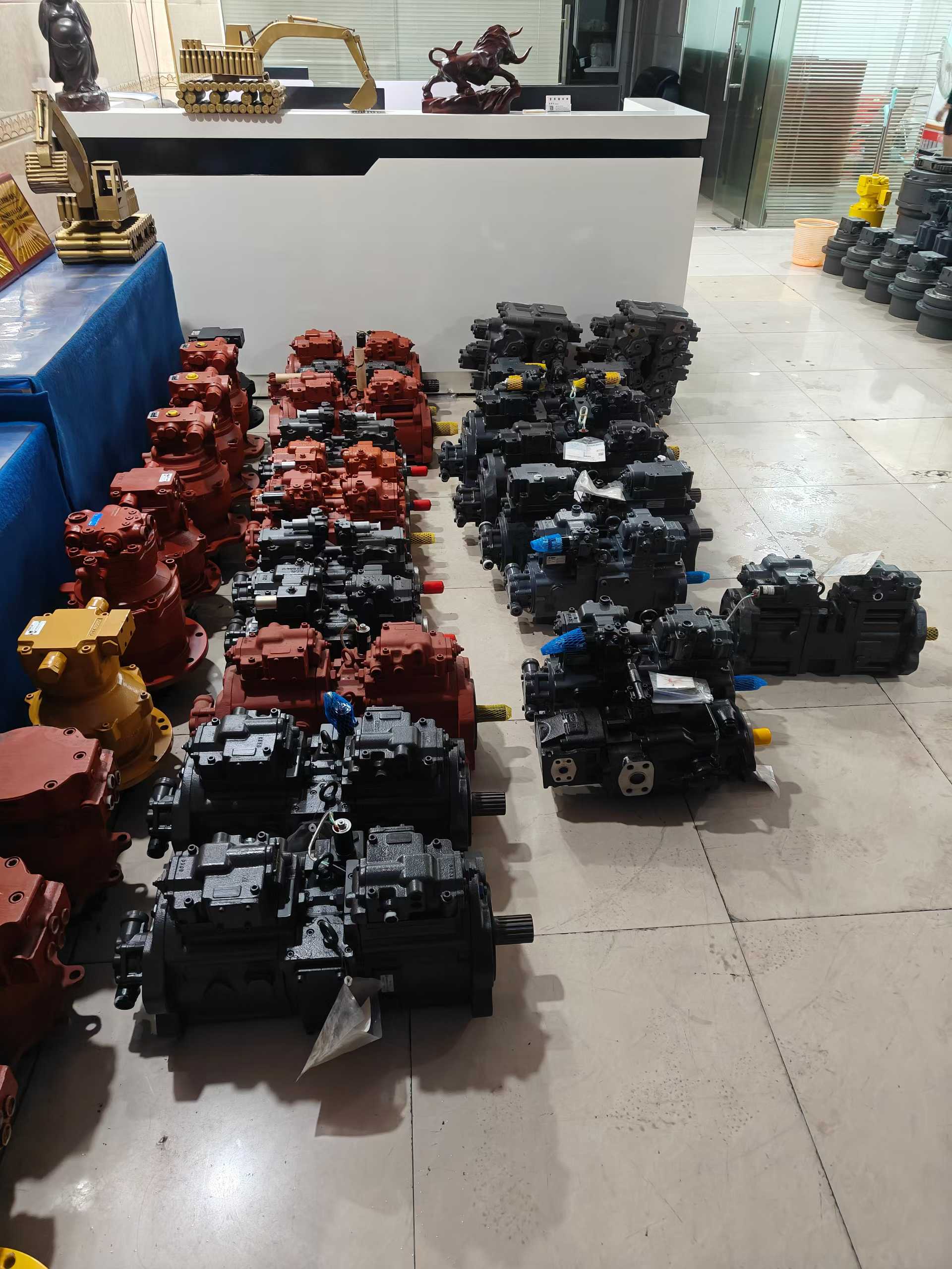Doosan DH55 Main Hydraulic Pump Assembly - PSVD2-19E (OEM 2401-9236 / 401-00020) Picture 9 Tatan Machinery Physical Showroom Display for Doosan DH55 Hydraulic Pump