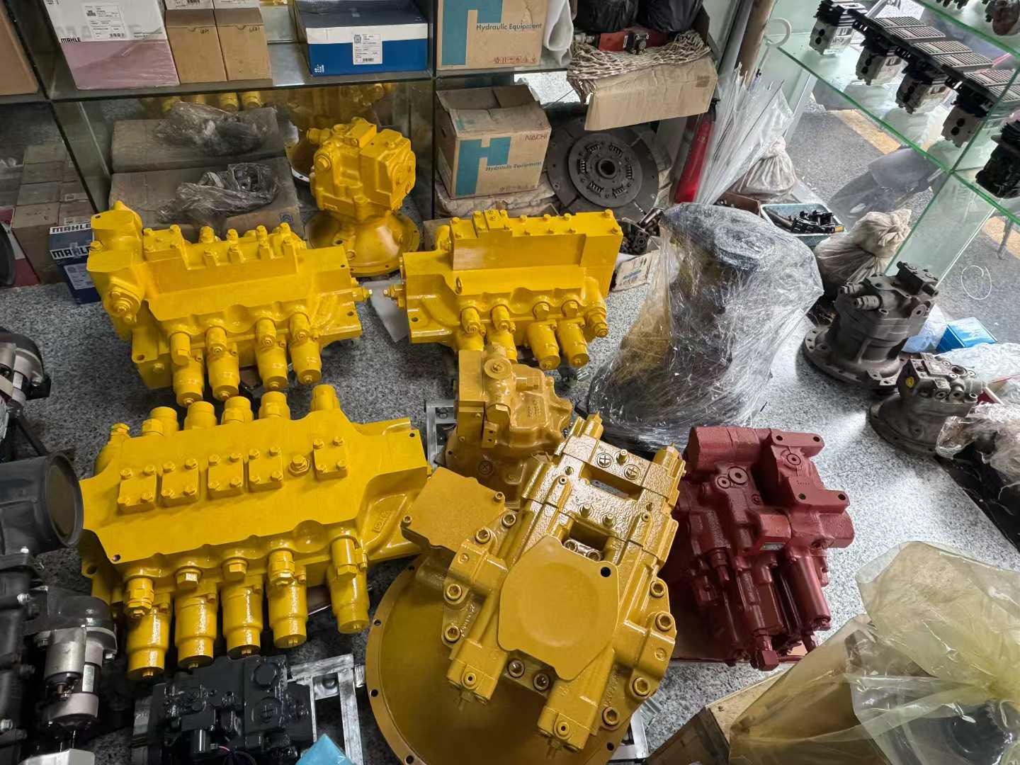 Doosan DH35 Main Hydraulic Pump Assembly - AP2D18 (OEM 2401-9287 / 401-00021) Picture 6 Tatan Machinery Doosan DH35 Main Hydraulic Pump Warehouse Inventory