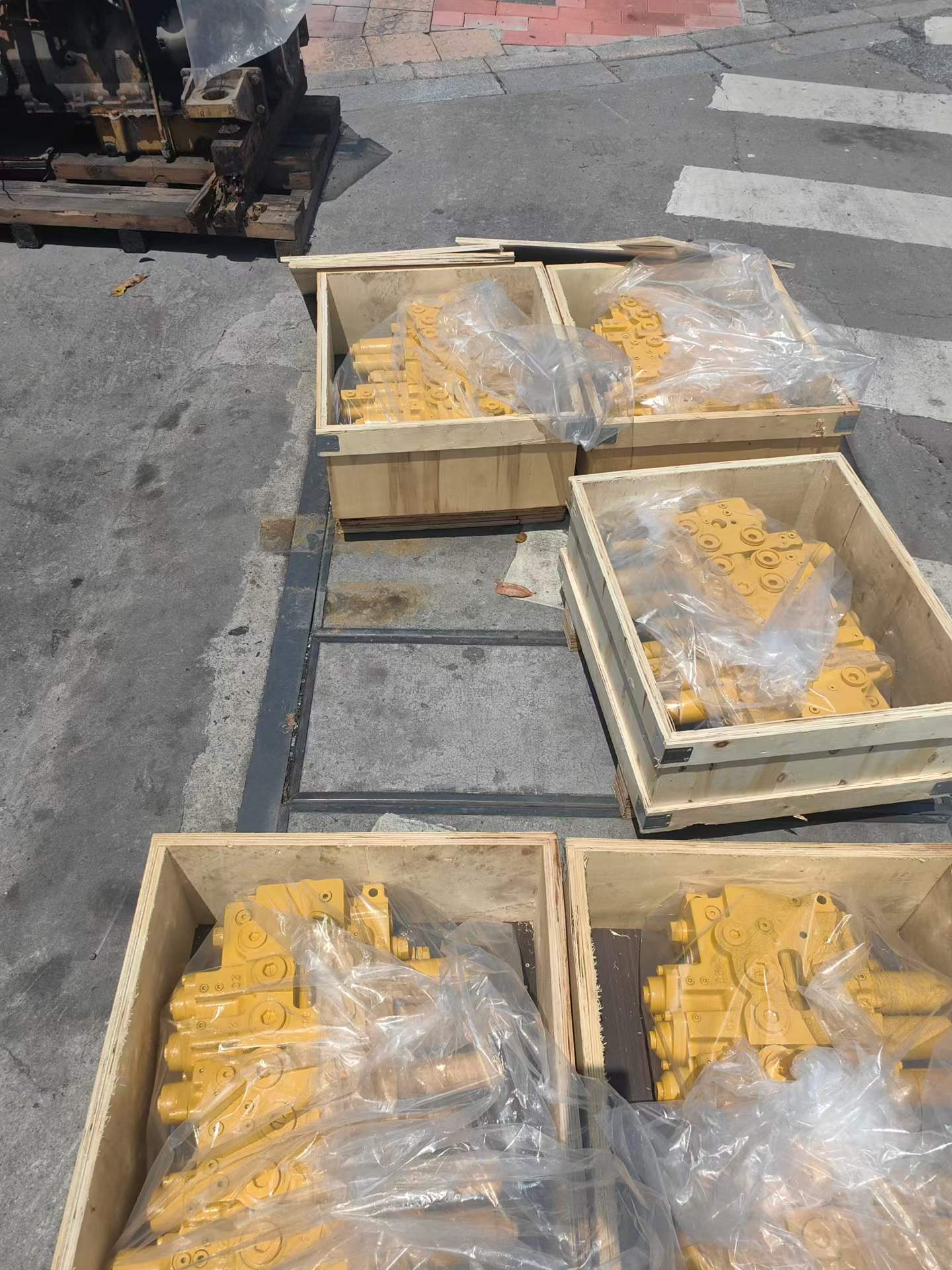 M2X120 114-1627 Swing Motor Assembly for Caterpillar 320B Excavator Picture 10 Export Wooden Crate Packaging for CAT 320B Swing Motor