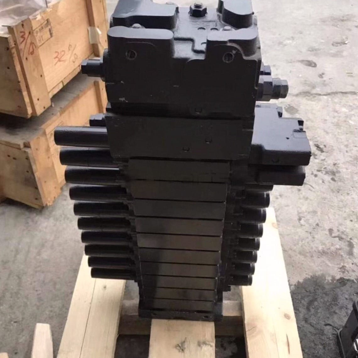 DPK-T04 4679273 Main Control Valve Assembly for Hitachi ZX55 Excavator Picture 6 DPK-T04 4679273 Main Control Valve Assembly for Hitachi ZX55 Excavator - Image 6