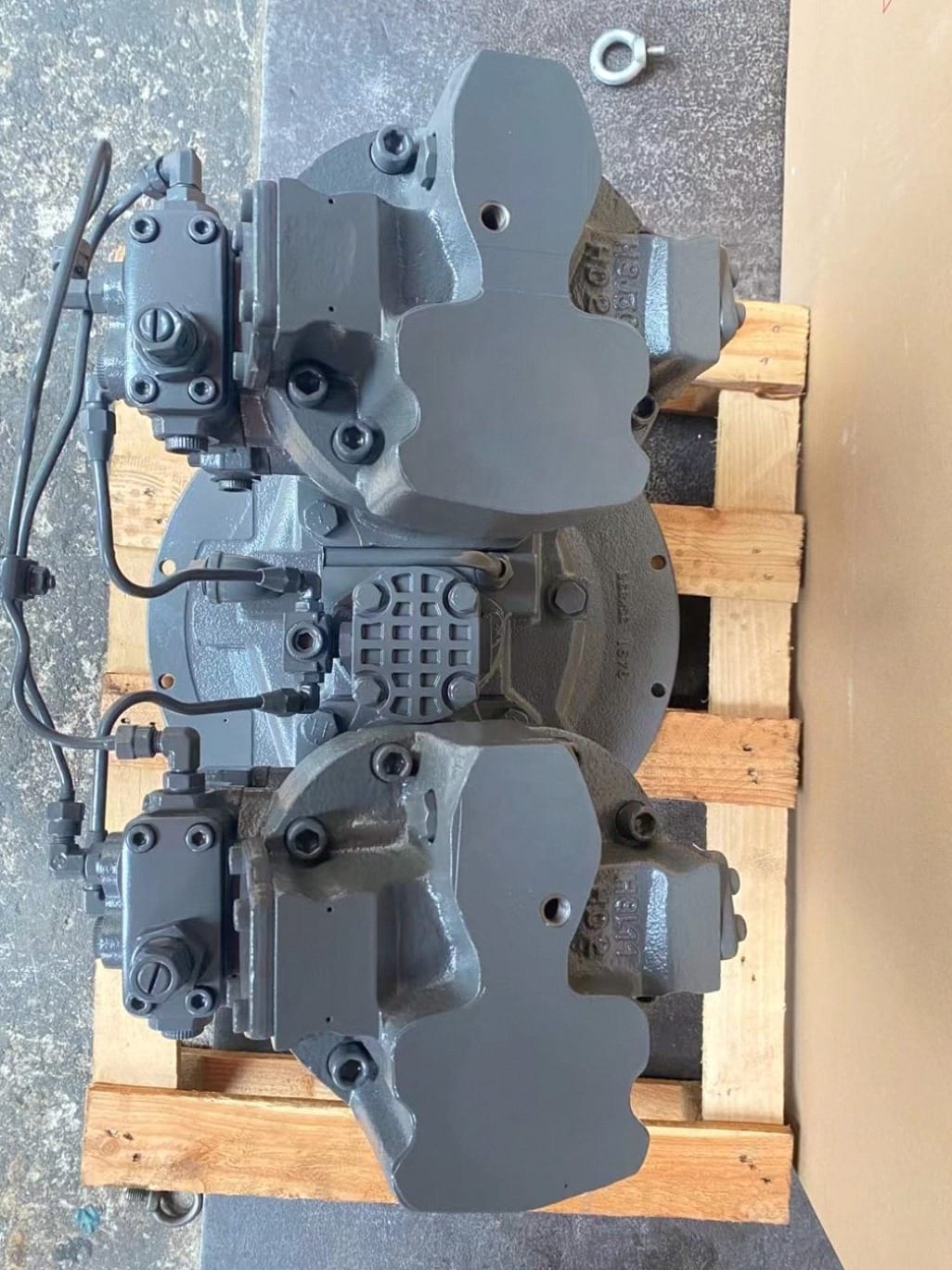Tatan HMGC32 9080044 Swing Motor Assembly for Hitachi EX200-1 Excavator Picture 4 Tatan HMGC32 9080044 Swing Motor Assembly for Hitachi EX200-1 Excavator - Image 4