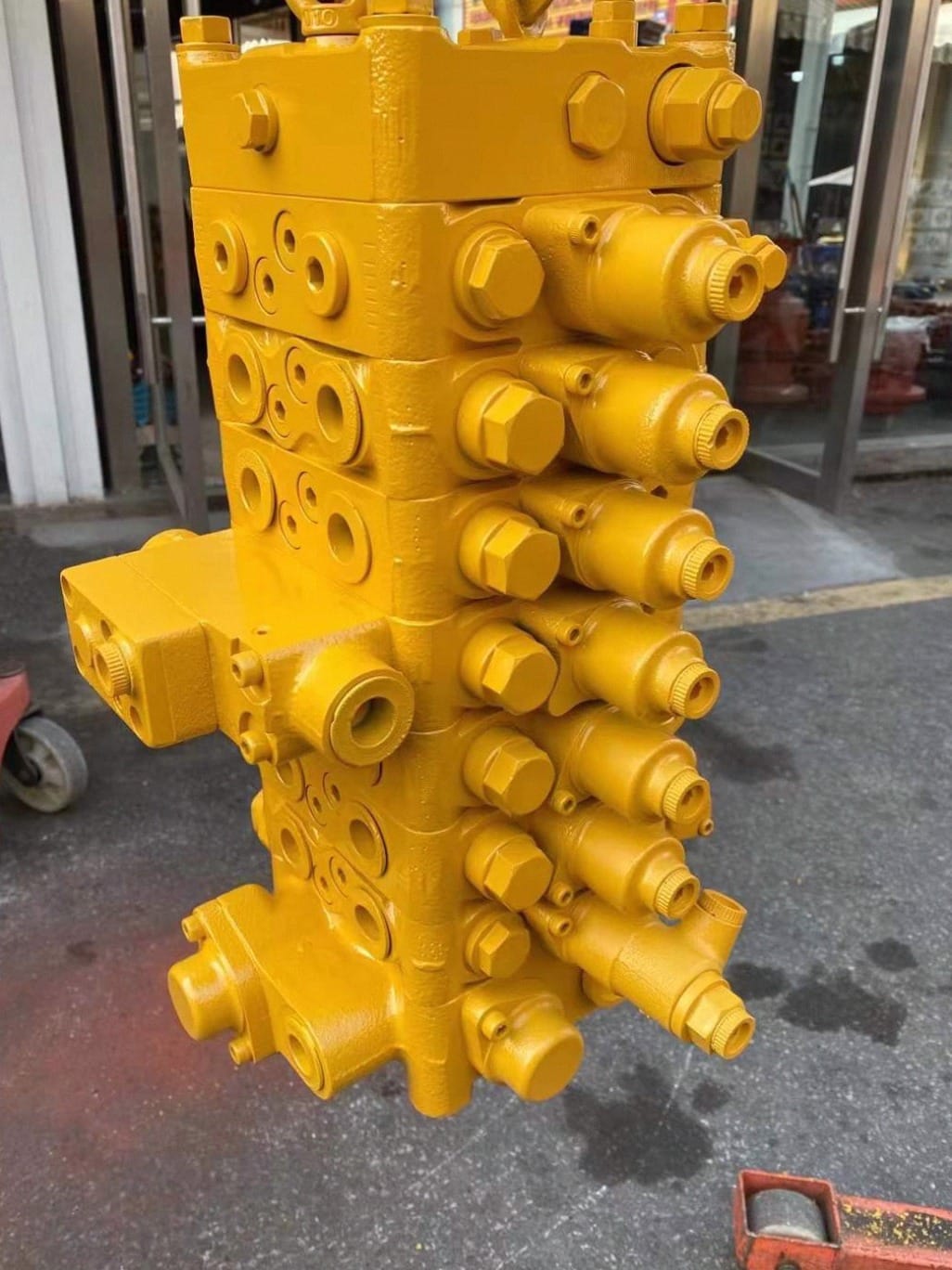 KMX15 4281788 Main Control Valve Assembly for Hitachi EX120-2 Excavator Picture 2 KMX15 4281788 Main Control Valve Assembly for Hitachi EX120-2 Excavator - Image 2