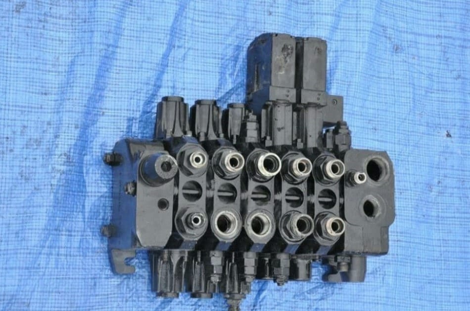 Komatsu PC20-7 Main Control Valve Assembly (OEM 709-35-11100)