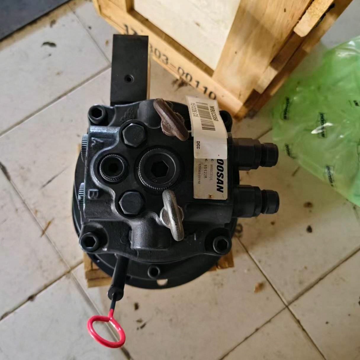M2X63 Swing Motor Assembly 2401-9257A for Doosan DX75 Excavator Loader Picture 3 Tatan M2X63 swing motor assembly 2401-9257a for Doosan excavator loader (5)