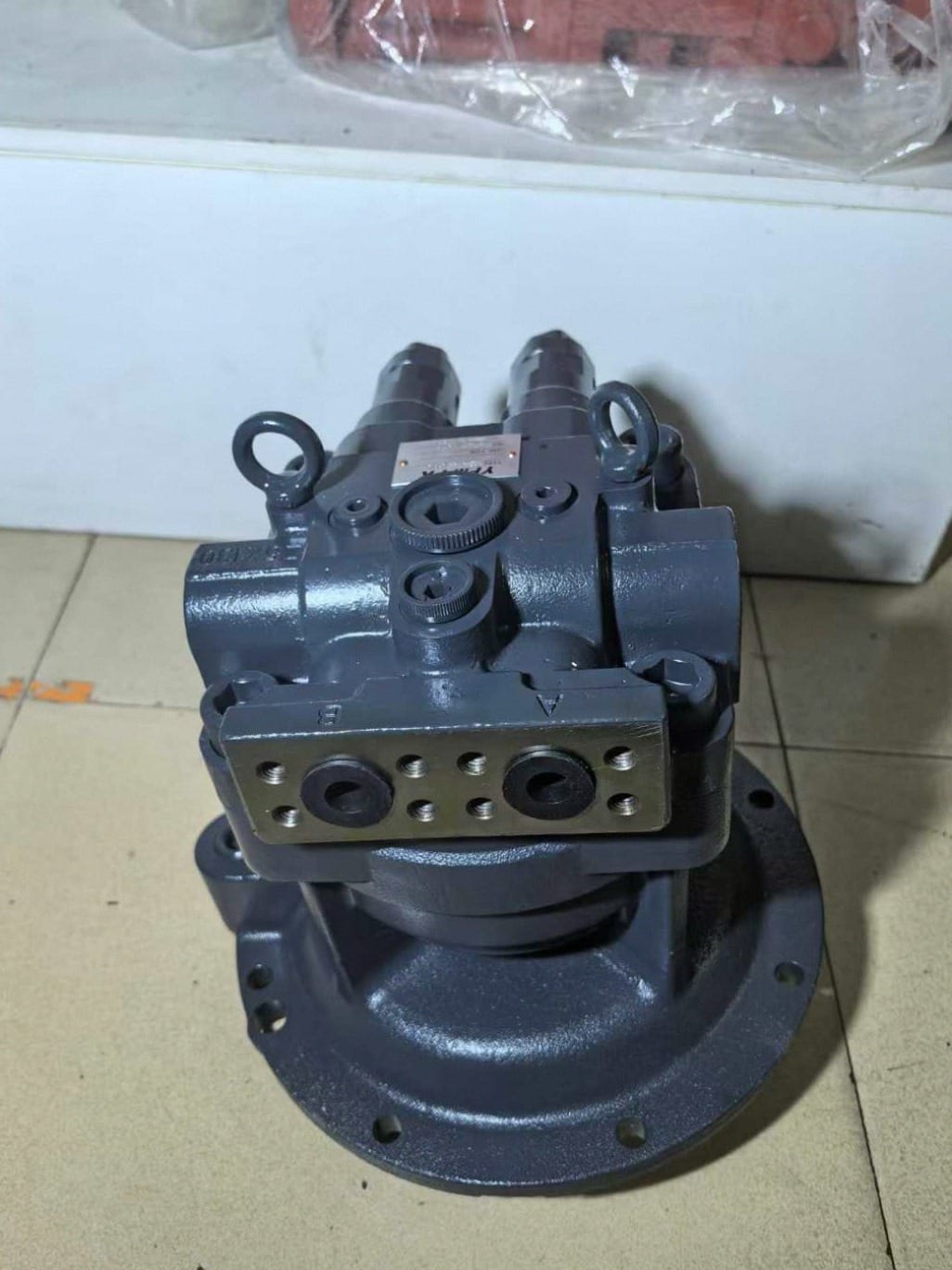 M5X130CHB 9260805 Swing Motor Assembly for Hitachi ZX200-5G Excavator Picture 2 M5X130CHB 9260805 Swing Motor Assembly for Hitachi ZX200-5G Excavator - Image 2