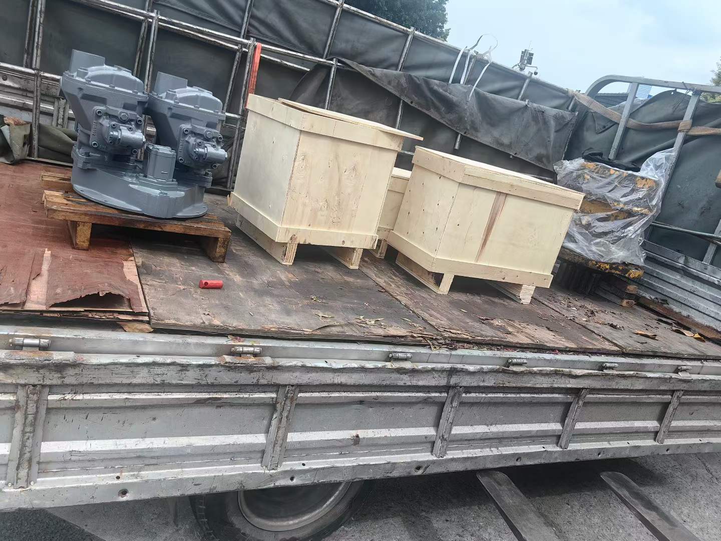 M2X120 114-1627 Swing Motor Assembly for Caterpillar 320B Excavator Picture 11 Export Wooden Crate Packaging for CAT 320B Swing Motor