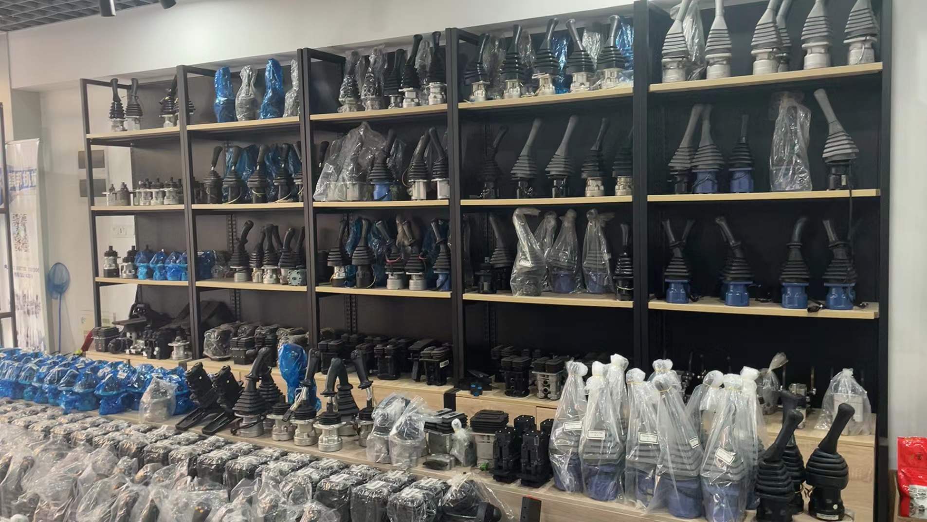 Komatsu PC20-7 Main Control Valve Assembly (OEM 709-35-11100) Picture 9 Tatan Machinery Excavator Main Control Valve Storage and Inspection Warehouse