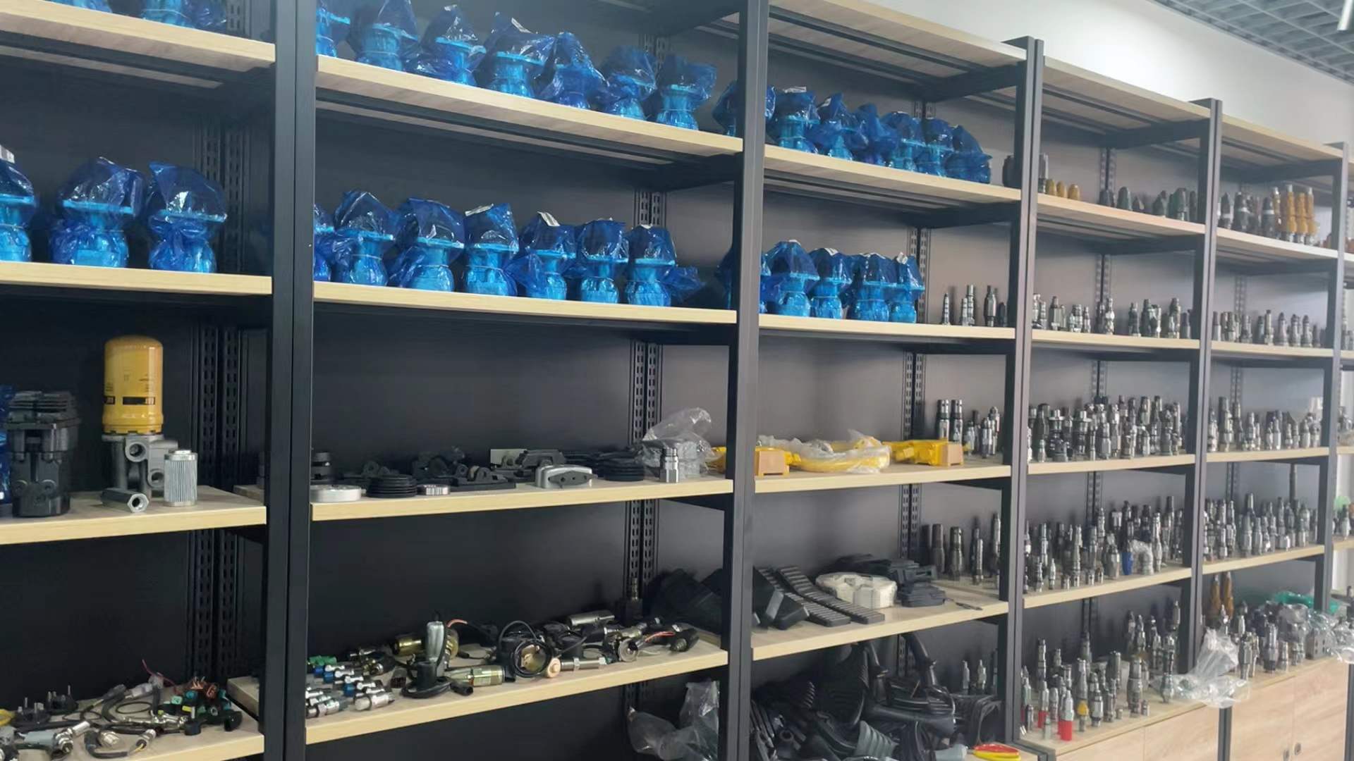 Komatsu PC30-7 Final Drive Travel Motor Assembly (OEM 20S-60-72120) Picture 9 Tatan Machinery Excavator Final Drive Travel Motor Storage and Inspection Warehouse